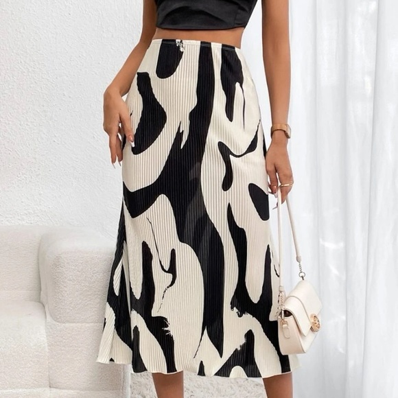 Shein Abstract Skirt - Picture 1 of 4